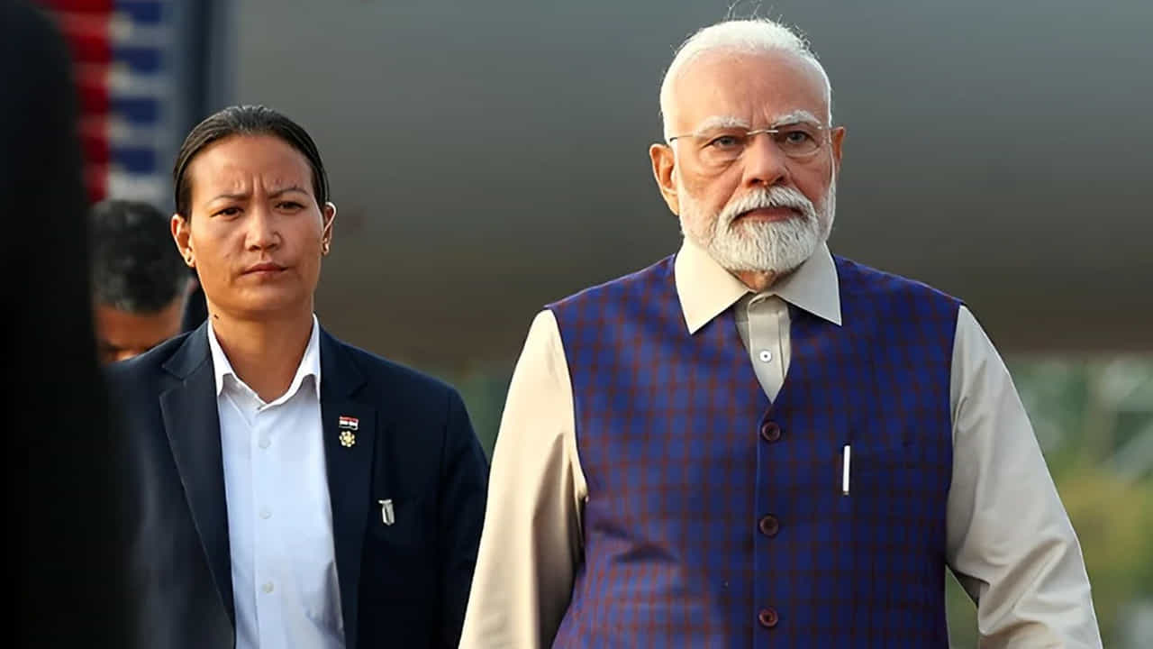 దేశ భద్రతా వ్యవస్థలో కొత్త చరిత్ర సృష్టించిన మహిళ ఇన్స్పెక్టర్ అదాసో కపేసా అందరి దృష్టిని ఆకర్షించింది. మణిపూర్ నివాసి అయిన అదాసో ఇటీవల ప్రధానమంత్రి నరేంద్ర మోదీతో కలిసి ఉన్న ఫోటో వైరల్ అవుతుంది.