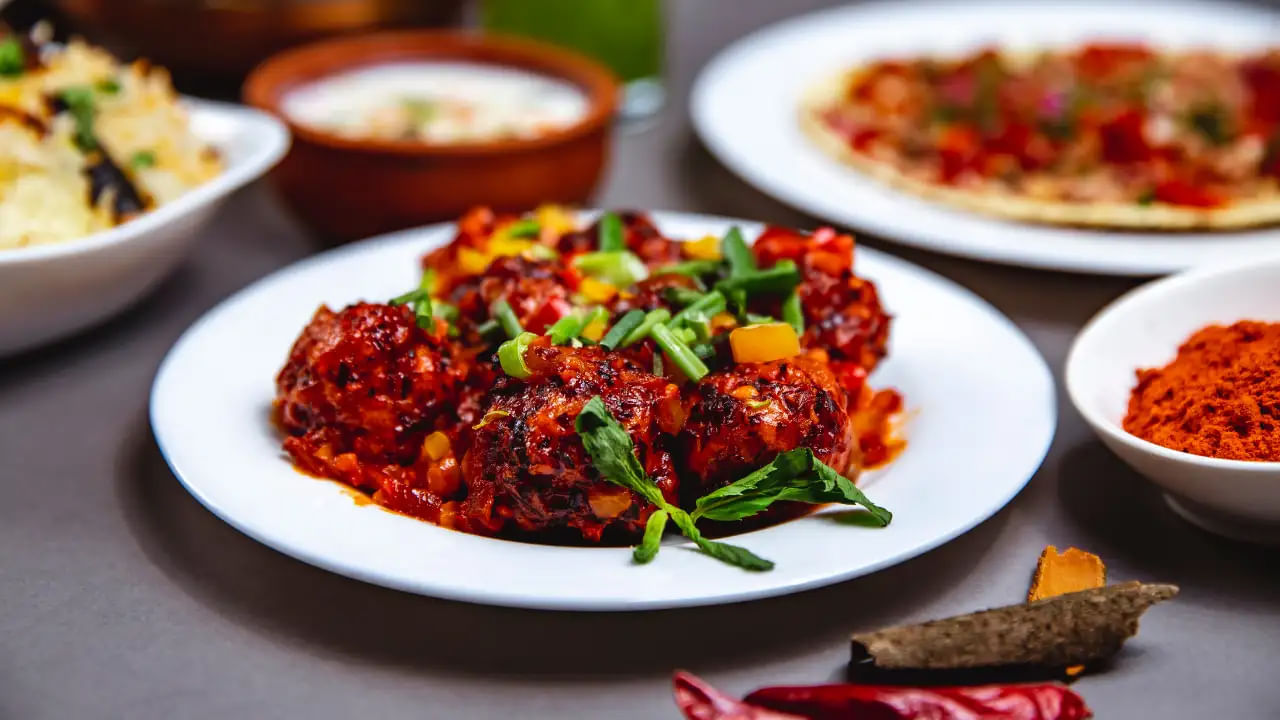 ఈ రసాయన స్వభావంతో నోటికి తగిలిన వెంటనే శరీరంలో మంటను కలిగిస్తుంది. దీని తర్వాత మన శరీరం రక్షణలోకి వెళుతుంది. కెప్సైసిన్ రసాయనం శరీరాన్ని బయటకు పంపించడానికి ప్రయత్నిస్తుంది. అందుకనే శరీరంలోని ముక్కు, కళ్ల నుంచి ఆ రసాయనాన్ని బయటకు పంపించడానికి ప్రయత్నిస్తుంది. దీని కారణంగా ముక్కు, కళ్ళ నుండి నీరు రావడం ప్రారంభమవుతుంది.