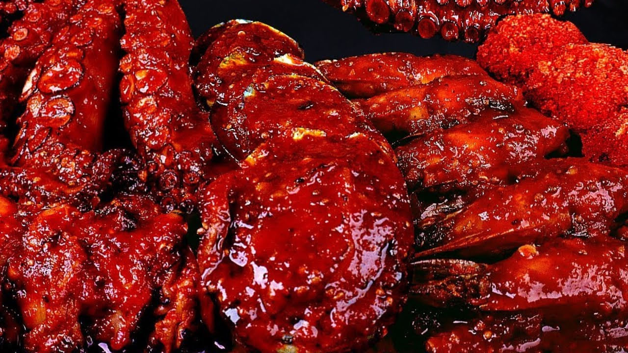 మిరపకాయలో కెప్సైసిన్ అనే రసాయనం ఉంటుంది. మిరపకాయకు ఇది ఒక రక్షణ కవచం అని తెలుస్తోంది. ఎందుకంటే జంతువులు, మానవులు ఈ రసాయనాల వలన మిర్చి మొక్కను టచ్ చేయలేరు. ఒక రకంగా కెప్సైసిన్ అనే రసాయనం మిర్చిని కాపాడుతుందన్నమాట.