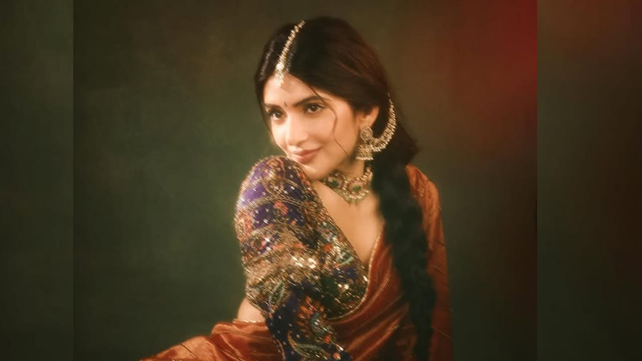 ఏకంగా 9 సినిమాలకు సైన్ చేసి రికార్డ్ క్రియేట్ చేసింది ఈ ముద్దుగుమ్మ.  వరసగా సినిమాలు చేస్తూ మంచి ఫేమ్ తెచ్చుకున్నప్పటికీ ఈ ముద్దుగుమ్మ చేసిన సినిమాల్లో చాలా వరకు డిజాస్టర్ అయ్యాయి. దీంతో ఈ బ్యూటీ తెలుగులో ఊహించిన రేంజ్‌లో అవకాశాలు ఏం రాలేదు.