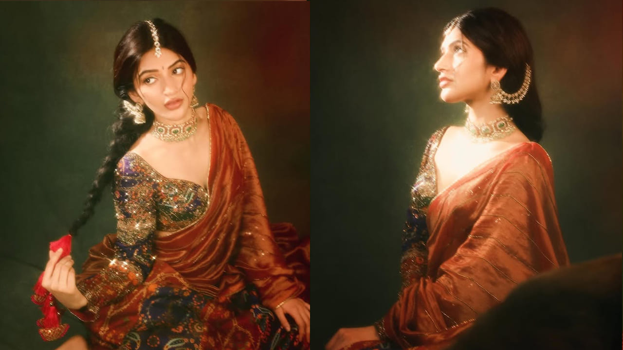 చీరకట్టులో, ఒంటి నిండా నగలు ధరించి, కొత్త లుక్‌లో చాలా అందంగా ఉంది ఈ బ్యూటీ. ఇక ఈ ఫొటోస్ చూసిన వారందరూ, న్యూ లుక్‌లో శ్రీలీల మహారాణిలా, అందంగా ఉంది అంటూ కొందరు కామెంట్స్ చేస్తే, మరికొంత మంది పాత హీరోయిన్‌లా చాలా క్యూట్ గా ఉన్నావంటూ కామెంట్స్ చేస్తున్నారు.