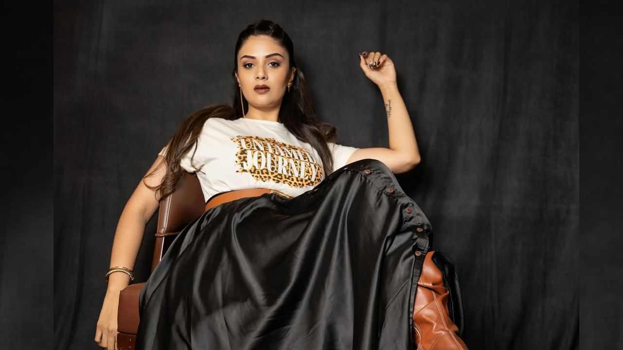 అందాల ముద్దుగుమ్మ యాంకర్ శ్రీముఖి గురించి ప్రత్యేకంగా చెప్పాల్సిన పని లేదు. అందం, అభినయం ఈ ముద్దుగుమ్మ సొంతం. యాంకర్‌గా రాణివ్వడమే కాకుండా, పలు సినిమాల్లో కీలక పాత్రల్లో నటిస్తూ, తన అంద చందాలతో అందరి మనసు దోచేస్తుంది.