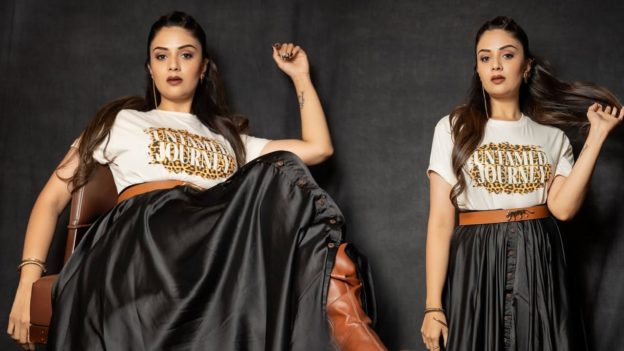 పటాస్‌తో ఫేమ్ సంపాదించుకున్న ఈ ముద్దుగుమ్మ తెలుగు బిగ్గెస్ట్ రియాల్టీ షో బిగ్ బాస్‌కు వెళ్లి తన కంటూ ఓ స్పెషల్ ఇమేజ్ క్రియేట్ చేసుకుంది. తన ఆటతీరు, మాటతీరుతో ఎంతో మంది అభిమానులను కూడగట్టుకుంది. అంతే కాకుండా ఈ బ్యూటీ రన్నర్‌గా నిలిచిన విషయం తెలిసిందే.