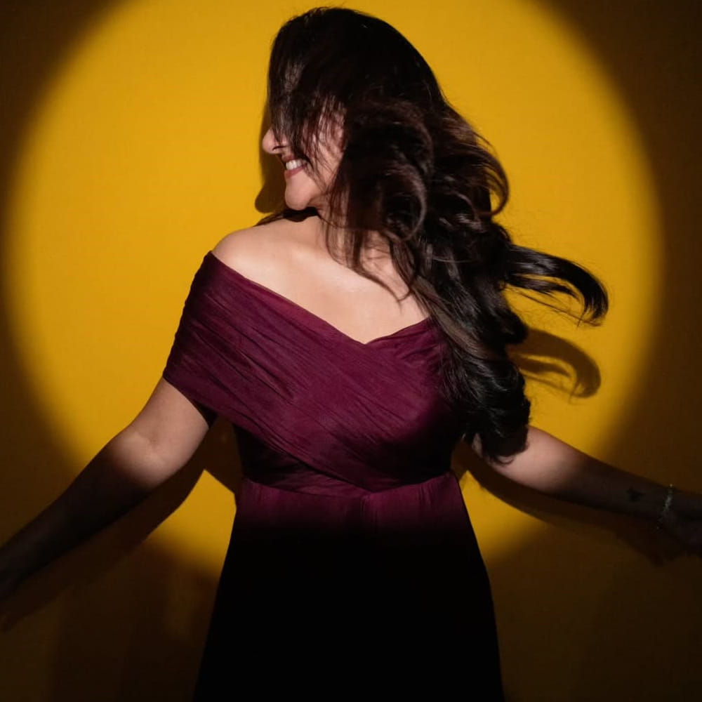 యంగ్ రెబల్ స్టార్ ప్రభాస్ సినిమాతో తెలుగు తెరకు కథానాయికగా పరిచయమైంది. మొదటి మూవీతోనే భారీ విజయాన్ని అందుకుంది. ఆ తర్వాత తెలుగులో వరుస అవకాశాలు అందుకుంది. కానీ సరైన బ్రేక్ మాత్రం రాలేదు. దీంతో కోలీవుడ్ షిఫ్ట్ అయిన ఈ ముద్దుగుమ్మ.. ఇప్పుడిప్పుడే తిరిగి రీఎంట్రీ ఇస్తుంది. 