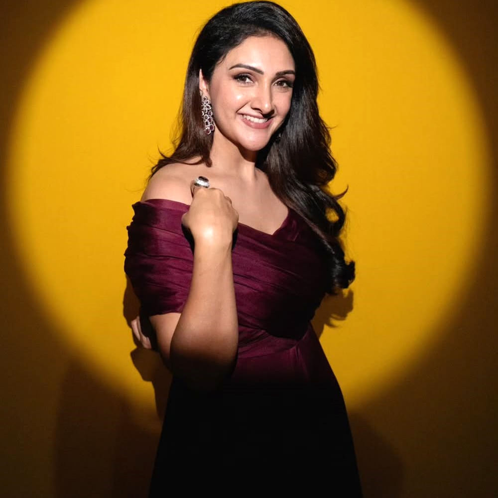 ఇప్పటికే ఈ సినిమా నుంచి విడుదలైన పోస్టర్స్, సాంగ్స్ ఆకట్టుకున్నాయి. తాజాగా ఈ బ్యూటీ సోషల్ మీడియాలో షేర్ చేసిన ఫోటోస్ తెగ ఆకట్టుకుంటున్నాయి. ప్రస్తుతం ఆమె వయసు 38 సంవత్సరాలు. నిత్యం యోగా, వ్యాయమం, వర్కవుట్స్ చేస్తూ ఫిట్నెస్ విషయంలో అస్సలు రాజీ పడడం లేదు.