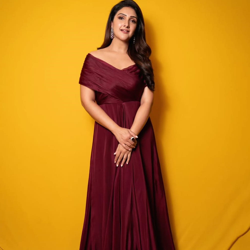 ఆమె మరెవరో కాదండి.. హీరోయిన్ శ్రీదేవి విజయ్ కుమార్. ప్రభాస్ సరసన ఈశ్వర్ సినిమాతో తెలుగు తెరకు పరిచయమైంది.ఆ తర్వాత తెలుగులో పలు సినిమాల్లో నటించినప్పటికీ ఆశించిన స్థాయిలో బ్రేక్ అందుకోలేకపోయింది. దీంతో కోలీవుడ్ షిఫ్ట్ అయిన ఆమె.. అక్కడే వరుస సినిమాలు చేస్తూ బిజీగా ఉండిపోయింది.