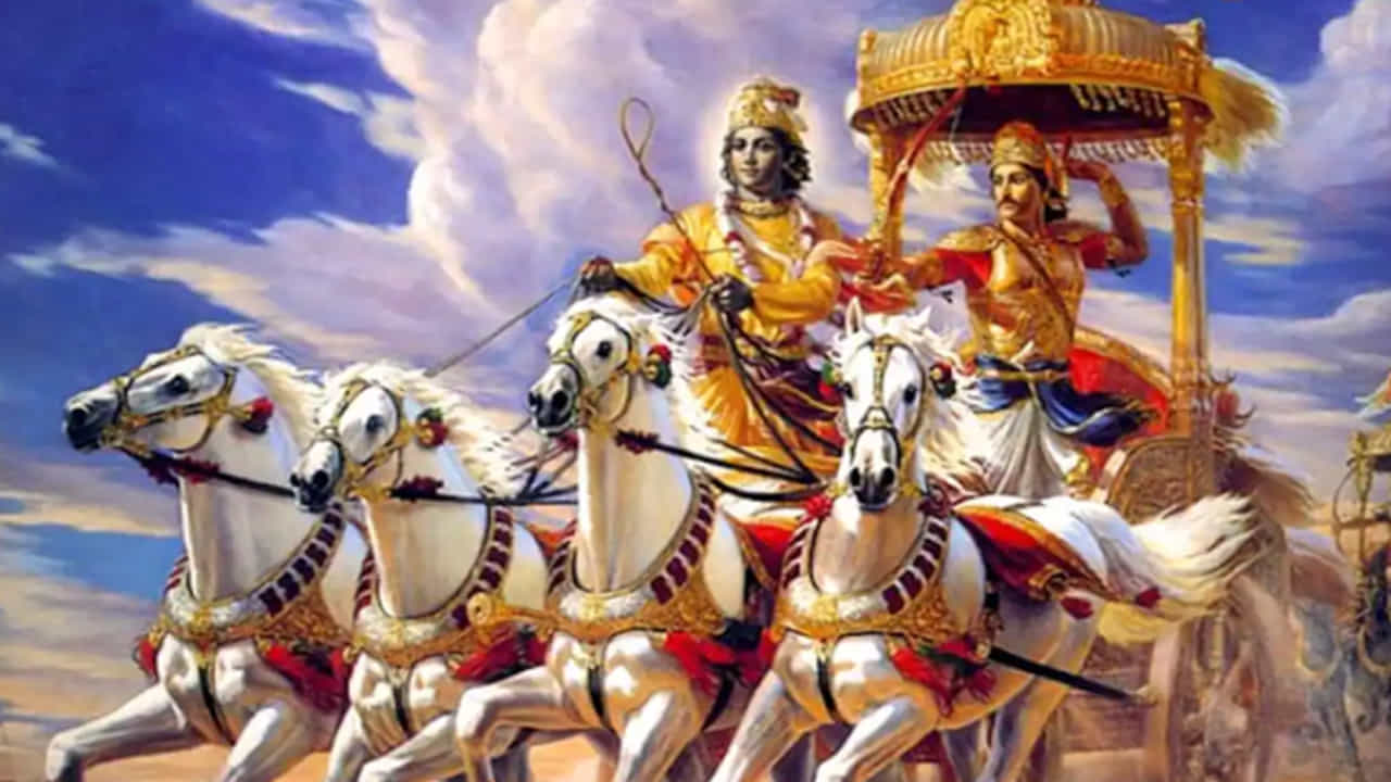 మహాభారతం కురుక్షేత్ర మహా సంగ్రామంలో శ్రీకృష్ణుడి పాత్ర చాలా కీలకం. ఈ యుద్ధంలో కౌరవులు అందరూ పాండవుల చేతిలో చనిపోతారు. దీంతో తన నూరుగురు సంతానాన్ని కోల్పోయిన గాంధారి చాలా ఏడుస్తూ.. బాధపడుతుంటుంది. అంతే కాకుండా శ్రీకృష్ణుడి వలన తన సంతానం మరణించింది అంటూ కన్నయ్యను నిందిస్తుంది. ఆ క్రమంలోనే ఆమె శ్రీ కృష్ణుడికి శాపం పెడుతుంది. మహావిష్ణువు రూపం ఆయిన నువ్వు నా గర్భశోకాన్ని ఆపలేకపోయావు, నీ తల్లిని అడుగు కడుపుకోత అంటే ఏంటో.. తాను చెబుతుందని శోకం పెడుతుంది..