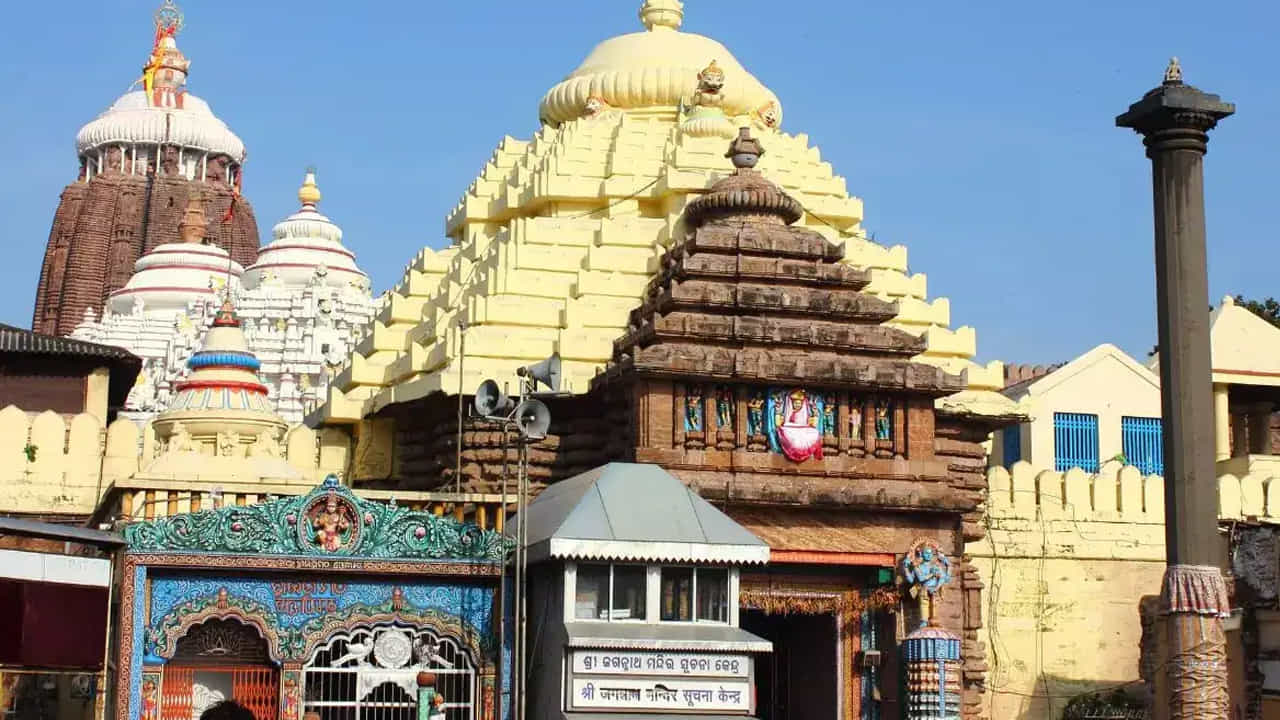 ఆ గుడి గర్భగుడిలో కర్రలా ఉన్న శ్రీకృష్ణుడి గుండెను, బలభద్రుడు, సోదరి సుభద్ర దేవి విగ్రహాలను ప్రతిష్టించి పూజలు జరిపిస్తాడు. ఇక అక్కడి వారి నమ్మకాల ప్రకారం, ఇప్పటికీ ఆ ఆలయం గర్భగుడిలో శ్రీకృష్ణుడి హృదయం కొట్టుకుంటుందని చెబుతుంటారు.(నోట్ : ఈ వార్తలలో ఇవ్వబడిన సమాచారం మత విశ్వాసాలపై ఆధారపడి ఉంది. పాఠకుల ఆసక్తి మేరకు.. పలువురు పండితుల సూచనలు, వారి తెలిపిన అంశాల ఆధారంగా అందించినవి మాత్రమే.. వీటిలో ఎలాంటి శాస్త్రీయ ఆధారాలు లేవని పాఠకులు గమనించాలి. టీవీ9 తెలుగు దీనిని ధృవీకరించలేదు.)