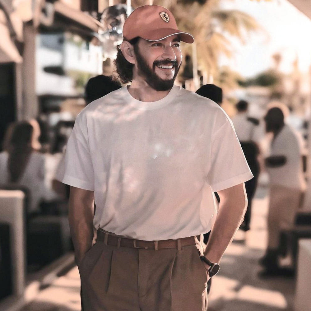 మహేష్ ఫేస్‌ రివీల్ చేయకుండా ఓ ప్రీ లుక్ వదిలిన రాజమౌళి, కొత్త హ్యాష్‌ట్యాగ్‌ను ట్రెండింగ్‌లోకి తీసుకువచ్చారు. 'గ్లోబ్‌ ట్రోటర్‌' అనే హ్యాష్ ట్యాగ్ ఇప్పుడు సోషల్ మీడియాను షేక్ చేస్తోంది. ఈ అప్‌డేట్‌తో పాటు మరో గుడ్‌ న్యూస్ కూడా చెప్పారు రాజమౌళి.