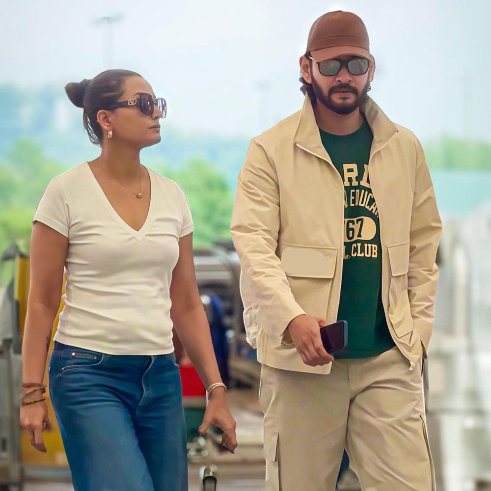 గతంలో తన సినిమాలకు వరుస అప్‌డేట్స్ ఇచ్చిన రాజమౌళి, ఈ మూవీకి మాత్రం అఫీషియల్ అప్‌డేట్స్ విషయంలో ఆచితూచి అడుగులు వేస్తున్నారు.మహేష్ బర్త్ డే సందర్భంగా అప్‌డేట్ కోసం నవంబర్‌ వరకు వెయిట్ చేయల్సిందే అన్న క్లారిటీ ఇచ్చారు జక్కన్న. 