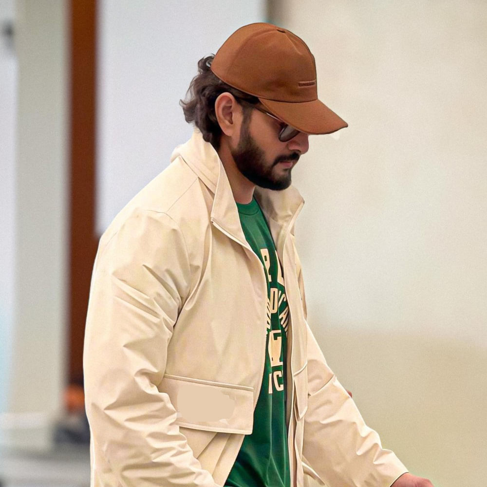 అయితే అన్ని అకేషన్స్ వదిలిపెట్టి రాజమౌళి నవంబర్‌ కే ఎందుకు ఫిక్స్ అయ్యారన్న విషయంలో ఓ ఇంట్రస్టింగ్ థియరీ వైరల్ అవుతోంది. ఓ హాలీవుడ్ లెజెండ్ చేతుల మీదుగా ఫస్ట్ లుక్‌ లాంచ్ చేయించేందుకే జక్కన్న నవంబర్‌కు ఫిక్స్ అయ్యారన్నది లేటెస్ట్ అప్‌డేట్‌.