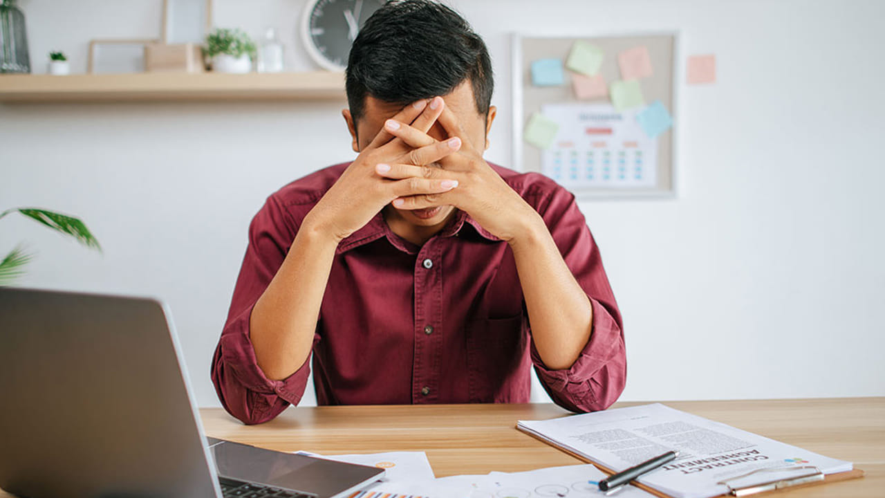 అధిక ఒత్తిడి మీ పై చాలా ప్రభావం చూపిస్తుంది. అందుకే ఒత్తిడిని తగ్గించుకోవడానికి వ్యాయామం, ధ్యానం చేయడం లాంటివి చేయాలి. దీని వలన ఒత్తిడి నుంచి బయటపడతారు. మానసిక ప్రశాంతత కలుగుతుంది.