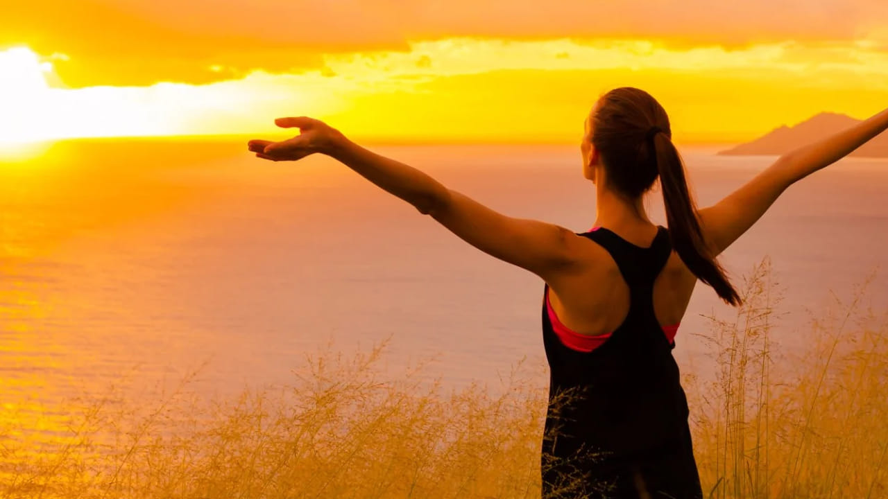 మనసు ప్రశాంతంగా ఉండాలి అనుకుంటే మీకు చాలా ఇష్టమైన స్నేహితులతో ఫోన్లో మాట్లాడటం లేదా ఛాటింగ్ చేయడం వలన ఒత్తిడి దగ్గిపోతుంది. అంతేకాకుండా మీకు ఇష్టమైన వారితో కాసే బయటకు వెళ్లి వారితో ఆనందంగా గడపడం వలన కూడా మానసిక ప్రశాంతత కలగుతుంది.