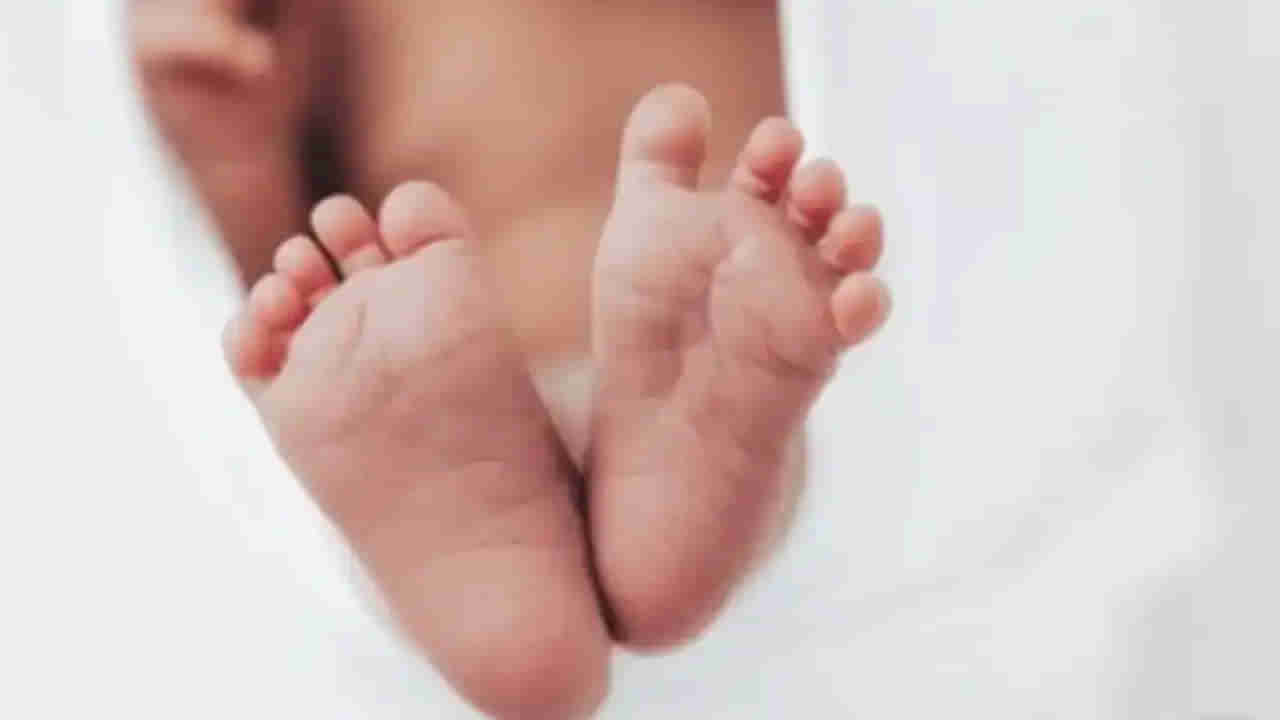 షాకింగ్.. వాష్రూమ్లో బిడ్డకు జన్మనిచ్చిన విద్యార్థిని.. వారిపై పోక్సో కేసు.. అసలు ఏం జరిగిందంటే..?