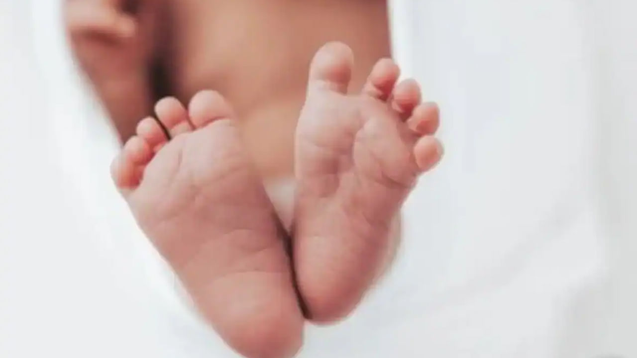 షాకింగ్.. వాష్రూమ్లో బిడ్డకు జన్మనిచ్చిన విద్యార్థిని.. వారిపై పోక్సో కేసు.. అసలు ఏం జరిగిందంటే..?