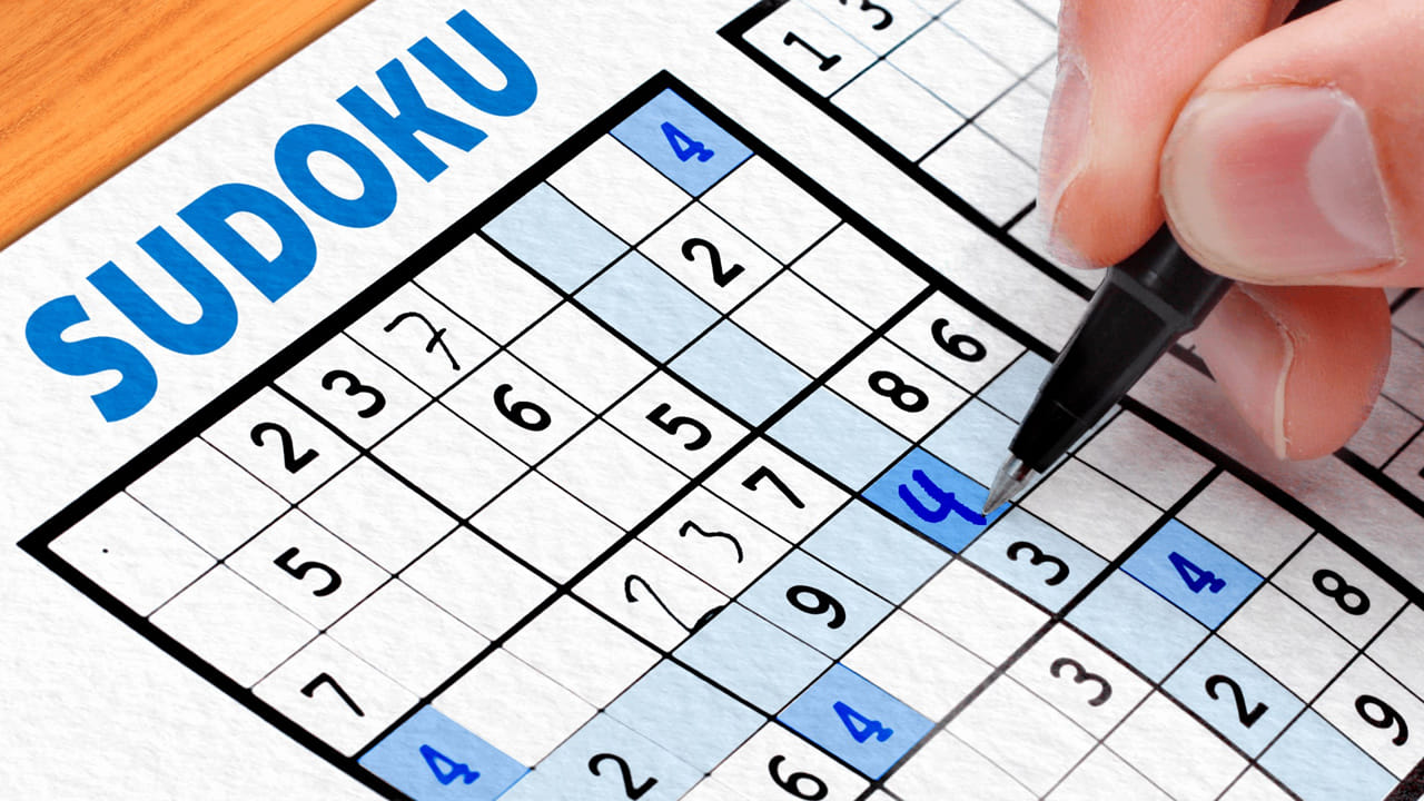 సుడోకు.. మీ ఇంటికి వచ్చిన వార్తాపత్రికలోని ఏదైనా పేజీలో మీరు సుడోకు ఆటను చూసి ఉంటారు. సుడోకు అనేది పిల్లల తార్కిక ఆలోచన, ఏకాగ్రతను పెంచడంలో సహాయపడే ఒక సంఖ్య పజిల్ గేమ్. దీనిలో 1 నుండి 9 వరకు సంఖ్యలను ప్రతి వరుస, నిలువు వరుస, చిన్న పెట్టెలో రెండుసార్లు సంఖ్య కనిపించని విధంగా గ్రిడ్లో నింపాలి. ఇది పిల్లల సమస్య పరిష్కార సామర్థ్యాన్ని పెంచడంలో సహాయపడుతుంది. ఏకాగ్రతను పెంచడంలో ఇది ప్రయోజనకరంగా ఉంటుంది.