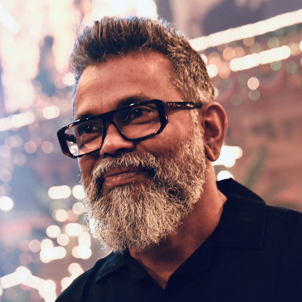 క్లాస్ ఇమేజ్ ఉన్న రాంచరణ్ను రంగస్థలం సినిమా కోసం ఊరమాస్గా చూపించి ఇండస్ట్రీ హిట్ అందుకున్నారు. రీసెంట్గా పాన్ ఇండియా బ్లాక్ బస్టర్ పుష్ఫ విషయంలోనూ ఇదే స్ట్రాటజీ ఫాలో అయ్యారు సుక్కు.