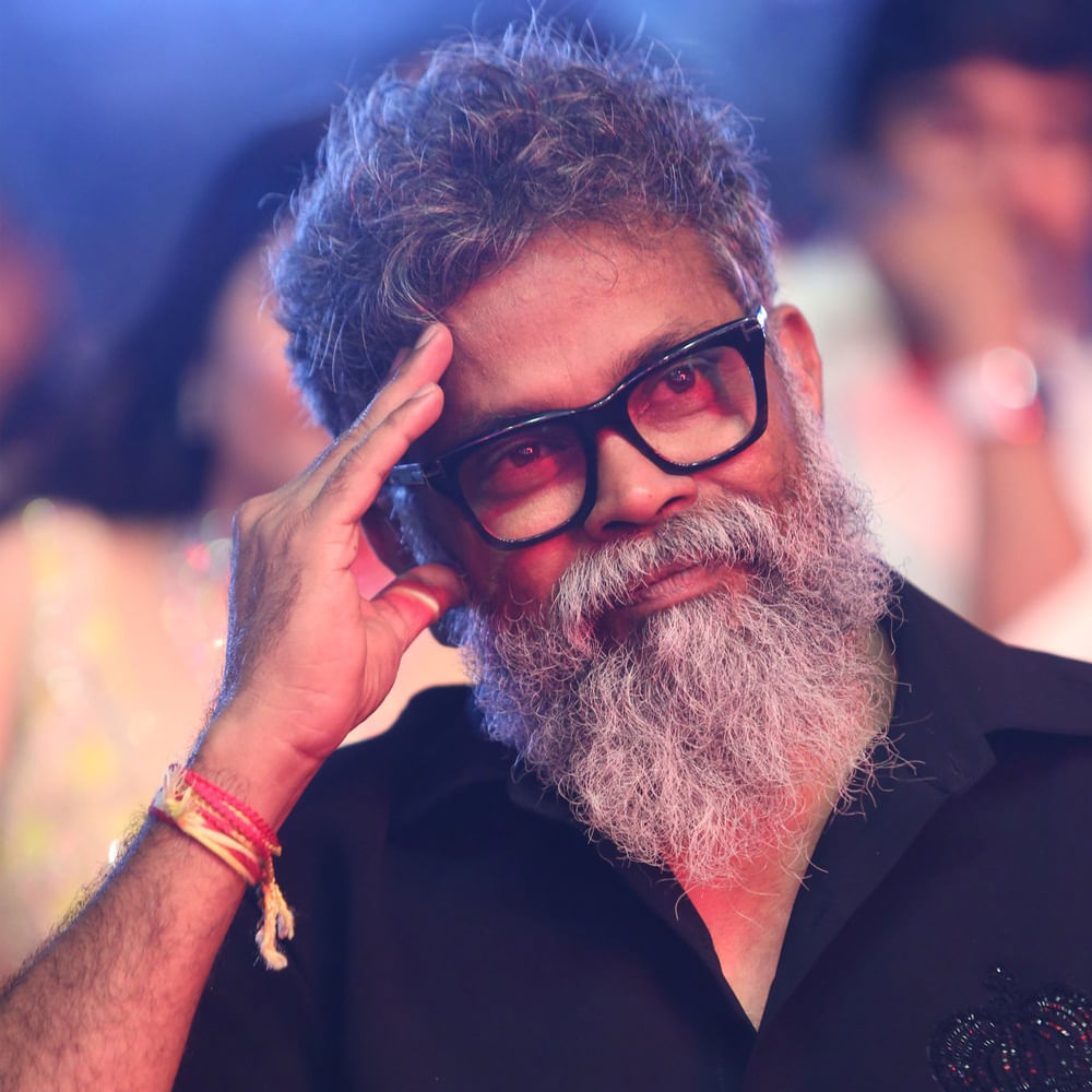 స్టైలిష్ స్టార్ ఇమేజ్ ఉన్న అల్లు అర్జున్ను నెవ్వర్ బిఫోర్ రేంజ్లో మాస్ లుక్లోకి మార్చేశారు. ఈ సినిమా నేషనల్ మార్కెట్ను షేక్ చేసి ఇండియాస్ బిగ్గెస్ట్ హిట్గా నిలిచింది. హీరోల ఇమేజ్ను మార్చటం సుకుమార్కు బాగా కలిసొచ్చింది.