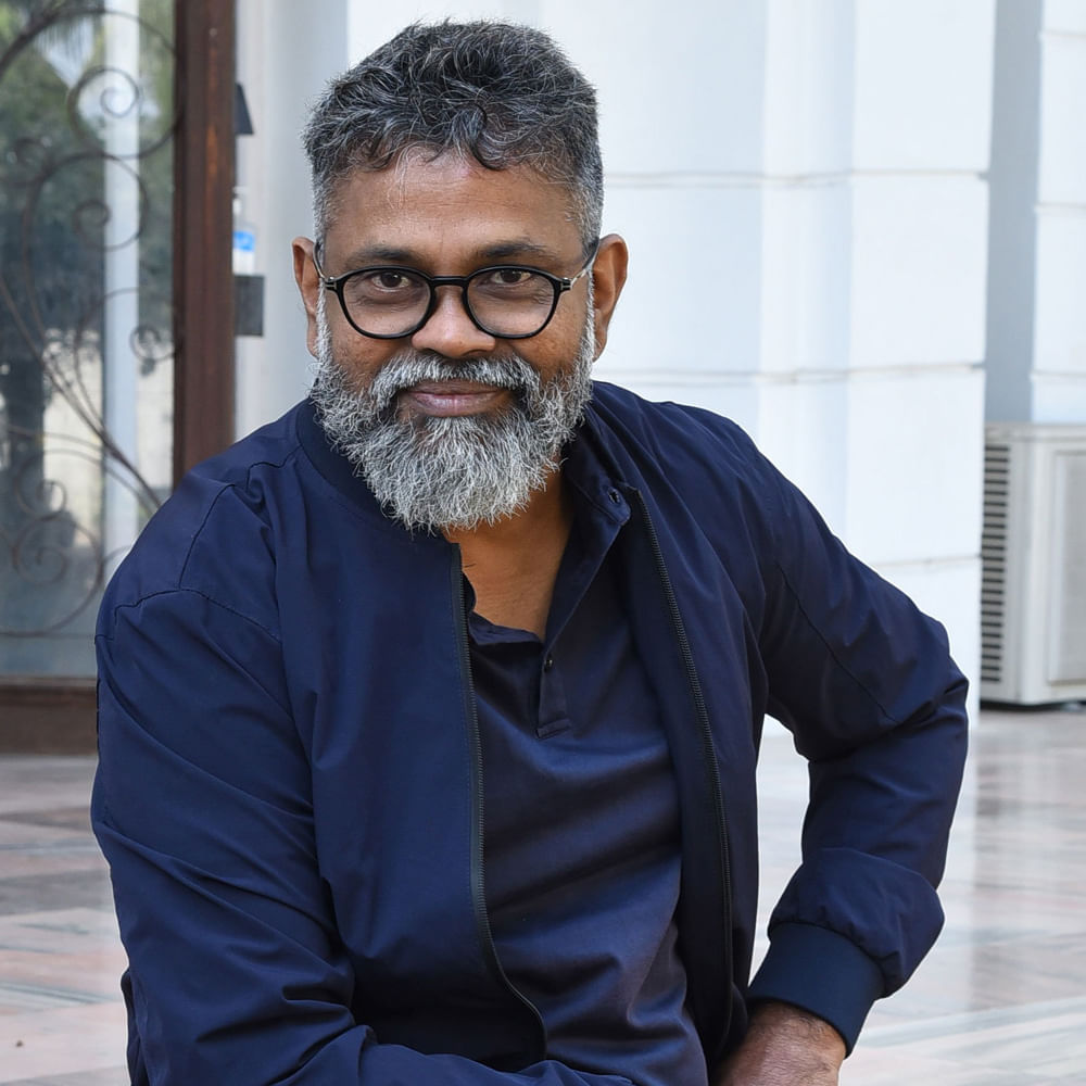 అందుకే నెక్ట్స్ మూవీ విషయంలోనూ ఇదే ట్రెండ్ ఫాలో అవుతున్నారు లెక్కల మాస్టర్. రామ్ చరణ్ హీరోగా నెక్ట్స్ మూవీ చేస్తానని ఆల్రెడీ కన్ఫార్మ్ చేసిన సుక్కు... ఆ సినిమా ప్రీ ప్రొడక్షన్ పనుల్లో బిజీగా ఉన్నారు.