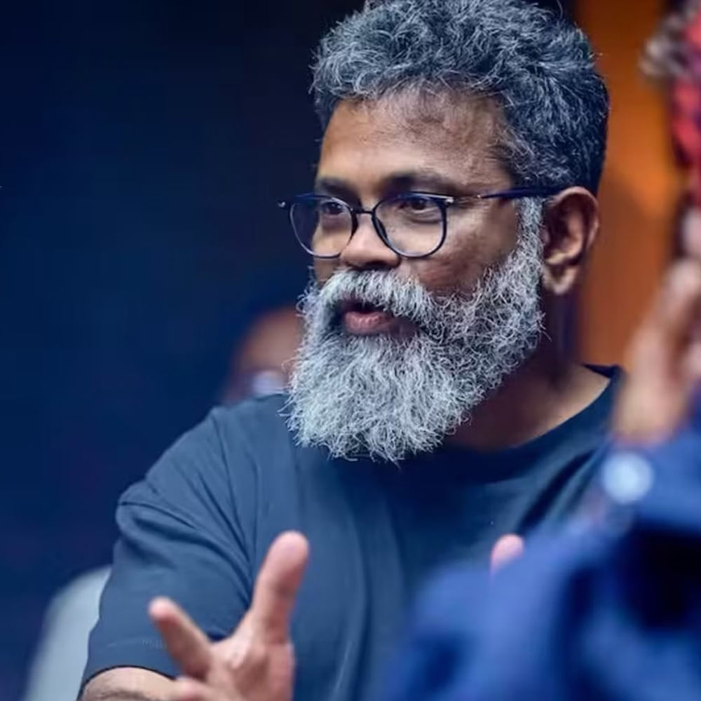 ప్రజెంట్ పెద్ది సినిమాలో మాస్ హీరోగా కనిపిస్తున్న రామ్ చరణ్ను నెక్ట్స్ మూవీలో అల్ట్రా స్టైలిష్గా చూపించే ప్లాన్లో ఉన్నారు సుకుమార్. పుష్ప తరువాత మళ్లీ మాస్ మూవీ చేయటం కరెక్ట్ కాదన్న ఉద్దేశంతోనే సుకుమార్ ఈ నిర్ణయం తీసుకున్నారు. ఇప్పుడు ఇదే స్ట్రాటజీ వెండితెర మీద కనకవర్షం కురిపిస్తోంది.