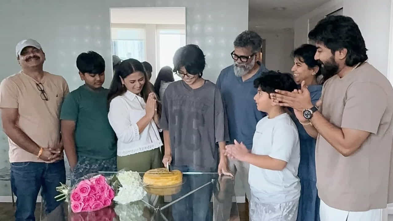 ఈ నేపథ్యంలో ఆదివారం (ఆగస్టు 03) సుకుమార్ ఇంట్లో గ్రాండ్ సెలబ్రేషన్స్ జరిగాయి. ఈ వేడుకల్లో సుకృతి తండ్రి, స్టార్ డైరెక్టర్ సుకుమార్, తల్లి బబితా సుకుమార్ తో పాటు ఇతర కుటుంబ సభ్యులు పాల్గొన్నారు.