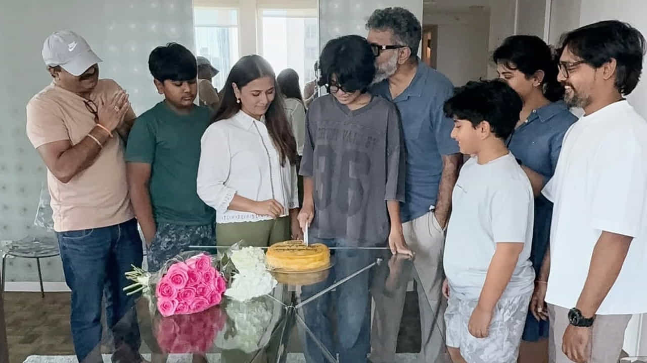 ఈ వేడుకలకు సంబంధించిన ఫొటోలను తమ సోషల్ మీడియా ఖాతాల్లో షేర్ చేశారు సుకుమార్ కుటుంబ సభ్యులు. దీంతో ప్రస్తుతం ఈ ఫొటోలు సోషల్ మీడియాలో తెగ చక్కర్లు కొడుతున్నాయి.