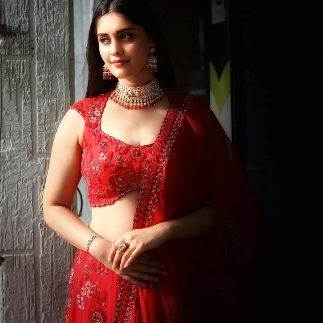 తెలుగు ప్రేక్షకులకు హీరోయిన్ సురభి సుపరిచితమే. బీరువా, ఎక్స్ ప్రెస్ రాజా, ఒక్క క్షణం వంటి చిత్రాలతో టాలీవుడ్ అడియన్స్కు దగ్గరయ్యింది. ఆ తర్వాత తెలుగులో అవకాశాలు రాకపోవడంతో తమిళంలో ఆడపాదడపా సినిమాలు చేస్తుంది. తెలుగు, తమిళం, కన్నడ భాషలలో మంచి గుర్తింపు తెచ్చుకుంది.