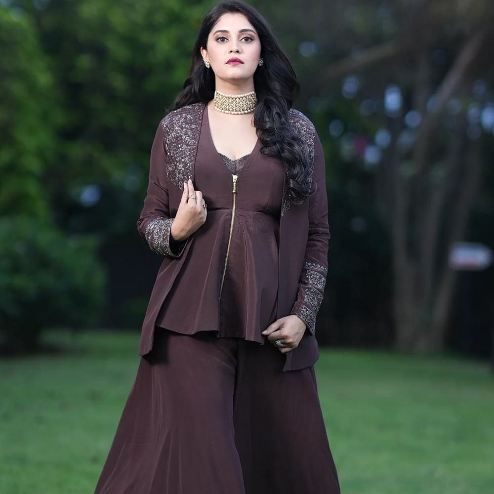 సందీప్ కిషన్ నటించిన బీరువా సినిమాతో తెలుగు ప్రేక్షకులకు పరిచయం అయ్యింది సురభి. ఈ సినిమా సక్సెస్ తర్వాత సురభికి ఆఫర్లు బాగానే వచ్చాయి. ఈ క్రమంలోనే 'ఎటాక్', 'జెంటిల్ మేన్', 'ఒక్క క్షణం', 'ఓటర్' తదితర చిత్రాల్లో నటించింది.