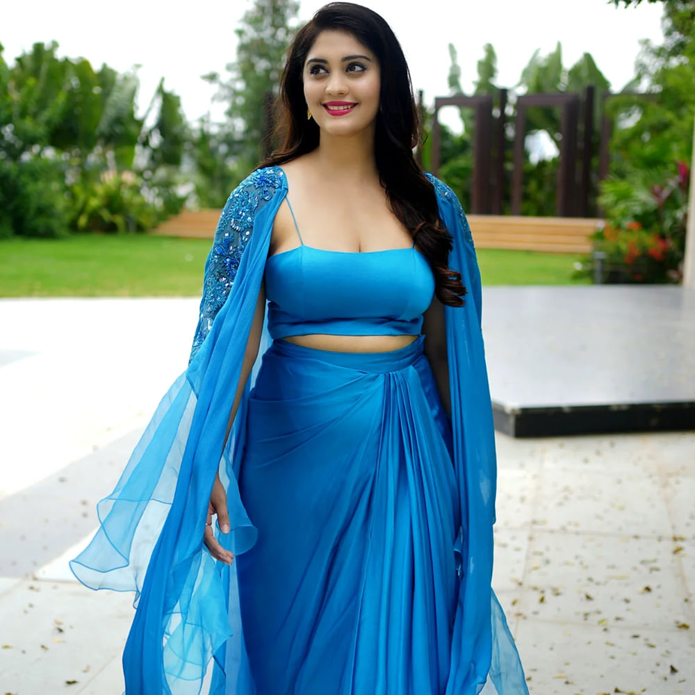 విశ్వంభర సినిమాలో ఈ చిన్నదాని పాత్ర ప్రేక్షకులను ఆకట్టుకుంటుందట. సినిమాలో మీ పాత్ర చాలా కీలకంగా ఉంటుందని తెలుస్తుంది. ఇదిలా ఉంటే సోషల్ మీడియాలో యాక్టివ్ గా ఉండే ఈ వయ్యారి భామ. తాజాగా కొన్ని ఫోటోలు వదిలింది. ఈ ఫోటోలు అభిమానులను ఆకట్టుకుంటున్నాయి.