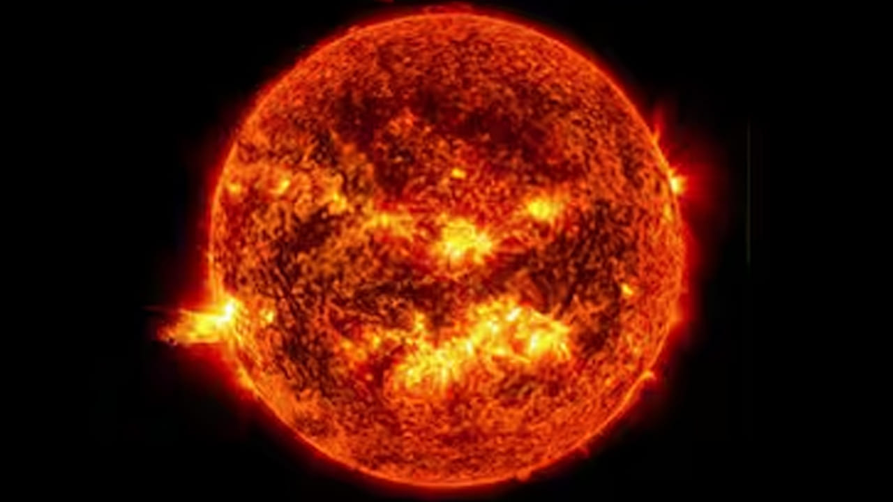 జ్యోతిష్య శాస్త్రంలో సూర్యగ్రహం చాలా శక్తి వంతమైన గ్రహం. అయితే చాలా రోజుల తర్వాత నేడు సూర్యుడు తన సొంత రాశి అయిన సింహ రాశిలోకి సంచారం చేయబోతున్నాడు. దీని వలన నాలుగు రాశుల వారికి అదృష్టం కలిసి రానుంది. ఏ పనులు చేపట్టినా అందులో విజయం వీరిదే అవుతుందంట. కాగా, ఆ రాశుల వారు ఎవరో ఇప్పుడు తెలుసుకుందాం.