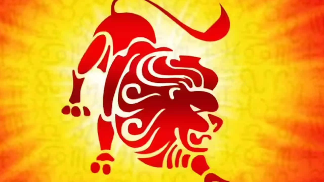 సింహ రాశి : సూర్యడి సంచారం వలన సింహ రాశి వారికి చాలా అద్భుతంగా ఉండబోతుంది. వీరు అనుకున్న పనులన్నీ సకాలంలో పూర్తి చేస్తారు. ఆర్థికంగా కలిసి వస్తుంది. ధనలాభం కలుగుతుంది. కొత్త ఆదాయ మార్గాలు పుట్టుక రావడంతో ఆదాయం రెట్టింపు అవుతుంది. ఈ సమయంలో వీరు తీసుకున్న నిర్ణయాలన్నీ బాగుంటడమే కాకుండా అనేక లాభాలను తీసుకొస్తాయి. ఇంటా బటయ సంతోషకర వాతావరణం నెలకొంటుంది.