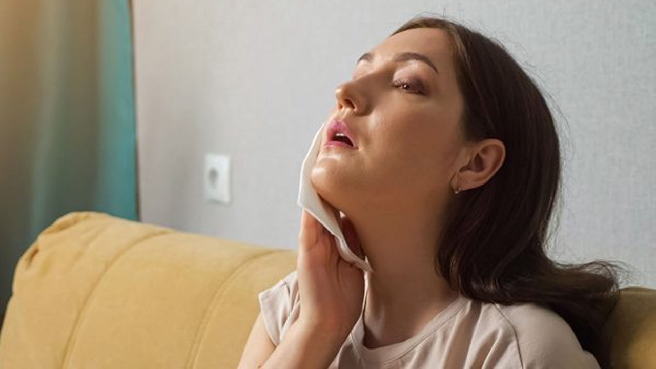 ఏం చేయాలి: ఈ చెమట సమస్యను అధిగమించాలంటే.. ఎక్కువ సార్లు స్నానం చేస్తూ ఉండాలి. దీని వలన ఫ్రెష్‌గా ఉన్న ఫీలింగ్ వస్తుంది. వదులుగా ఉండే దుస్తులను ధరించాలి. అధిక చెమట సమస్యతో బాధ పడేవారు సాధారణ సబ్బులు కాకుండా మెడికేటెడ్ సబ్బులు వాడాలి.