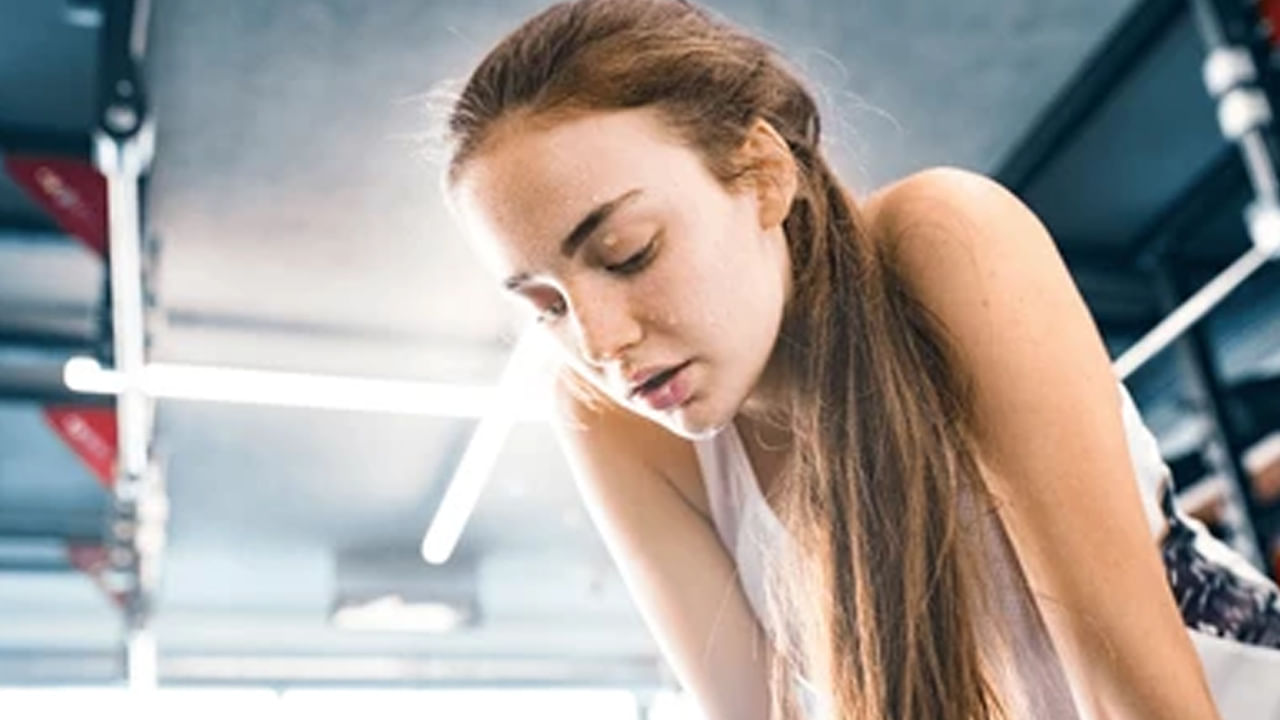 ఈ వ్యాధి కారణం కావచ్చు: మీకు అధికంగా చెమట పడితే అది ‘హైపర్ హైడ్రోసిస్’ ఉందని చెప్పొచ్చు. దుర్వాసనతో కూడిన చెమట పడుతుంది. చెమట బాగా చెడు వాసన వస్తుంది. దీనికి తోడు బ్యాక్టీరియా తోడైతే.. మరింత దుర్గంధ భరితం అవుతుంది. కాబట్టి వెంటనే వైద్యుల్ని సంప్రదించాలి.