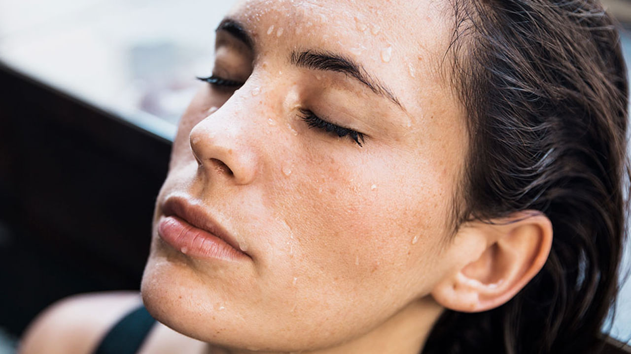 కొంత మందికి విపరీతంగా చెమటలు పడుతూ ఉంటాయి. వేసవి కాలంలో అందరికీ ఉక్క పోస్తుంది. శరీరానికి చెమటలు పట్టడం మంచిదే. శరీరంలో ఏమైనా మలినాలు, విష పదార్థాలు ఉంటే అవి చెమట ద్వారా బయటకు పోతాయి. శరీరంలో ఉండే వేడి తగ్గించడానికి కూడా చెమటలు పట్టాలి. చెమటలు ఎక్కువగా రావడం వల్ల చర్మానికి సహజంగానే మెరుపు కూడా వస్తుంది. చెమటలు పట్టకపోయినా ఇబ్బందే. అలాగని మరీ ఎక్కువగా చెమటలు పట్టినా కాస్త అనుమానించాల్సిన విషయమే.