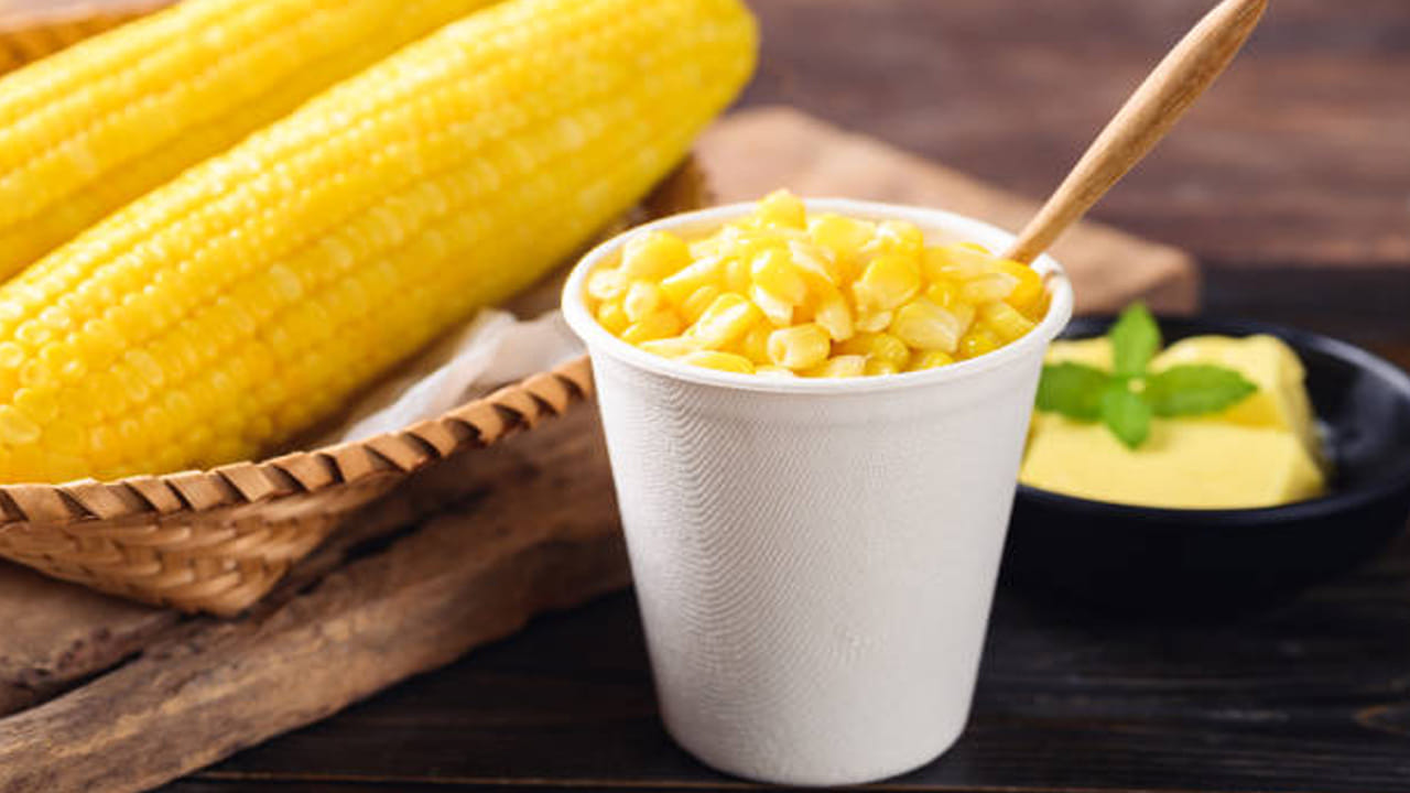 స్వీట్ కార్న్ మలబద్ధకం వంటి కడుపు సమస్యలను తగ్గించడంలో సహాయపడుతుంది. స్వీట్ కార్న్ యాంటీఆక్సిడెంట్లకు మంచి మూలం. గుండె ఆరోగ్యానికి కూడా మేలు చేస్తుంది. మొక్కజొన్నలో కరిగే ఫైబర్ సమృద్ధిగా ఉంటుంది. ఇది కొలెస్ట్రాల్ స్థాయిలను తగ్గించడంలో సహాయపడుతుంది.