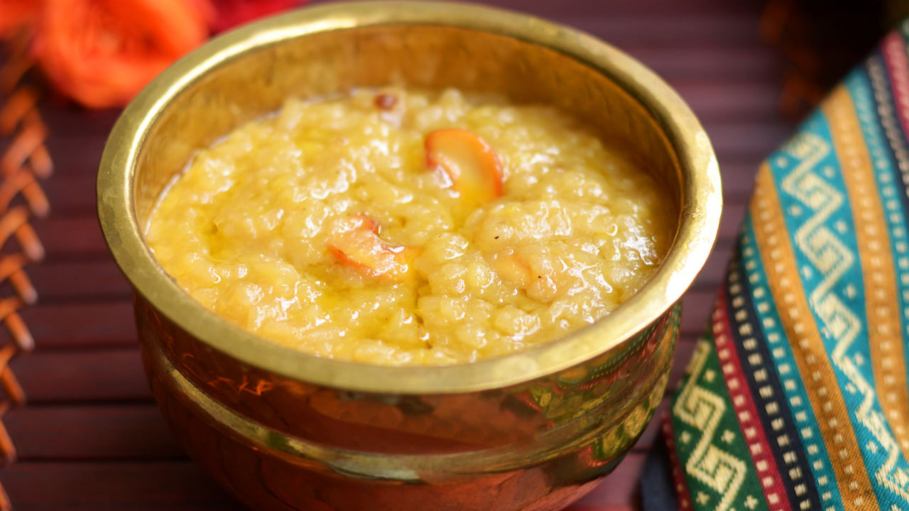 స్వీట్ పొంగల్: స్వీట్ పొంగల్కి కావాల్సిన పదార్థాలు బియ్యం : అర కప్పు, పెసరపప్పు: అర కప్పు, బెల్లం తురుము : అర కప్పు, యాలకుల పొడి : చిటికెడు, పచ్చ కర్పూరం : చిన్నది, నెయ్యి : 3 టేబుల్స్పూన్, జీడిపప్పు : 12, కిస్మిస్ : 12, లవంగాలు : 2, ఎండు కొబ్బరి ముక్కలు : 2 టేబుల్ స్పూన్స్. కుక్కర్లో పెసరపప్పు వేయించుకొని ఇందులోనే బియ్యం పోసి కలిపి బాగా కలిపి, నీళ్లు పోసి రెండు విజిల్స్ వచ్చే వరకు ఉడికించి పక్కన పెట్టుకోవాలి. తర్వాత పెద్ద గిన్నెలో బెల్లం, నీళ్లు పోసి సన్నని మంటమీద చిక్కగా పాకంలా చేసుకొని పక్కన ఉంచాలి. ముందుగా ఉడికించి పెట్టుకొన్న అన్నం, పెసరపప్పును మరీ మెత్తగా కాకుండా పప్పు గుత్తితో మెదిపి బెల్లం పాకం, యాలకుల పొడి వేసి బాగా కలిపి స్టౌ మీద పెట్టి సన్నని మంటమీద రెండు నిమిషాలు ఉంచాన తర్వాత నెయ్యి వేసి కలపాలి. ఇది అయ్యేలోపు.. చిన్న కడాయిలో నెయ్యి వేసి జీడిపప్పు, కిస్మిస్, లవంగాలు, కొబ్బరి ముక్కలను వేసి వేయించుకోవాలి. వీటన్నింటిని ఉడుకుతున్న పొంగల్లో వేసి రెండు నిమిషాలు ఉంచి దించేస్తే సరి. దించేముందు పచ్చ కర్పూరం వేసి కలపాలి.