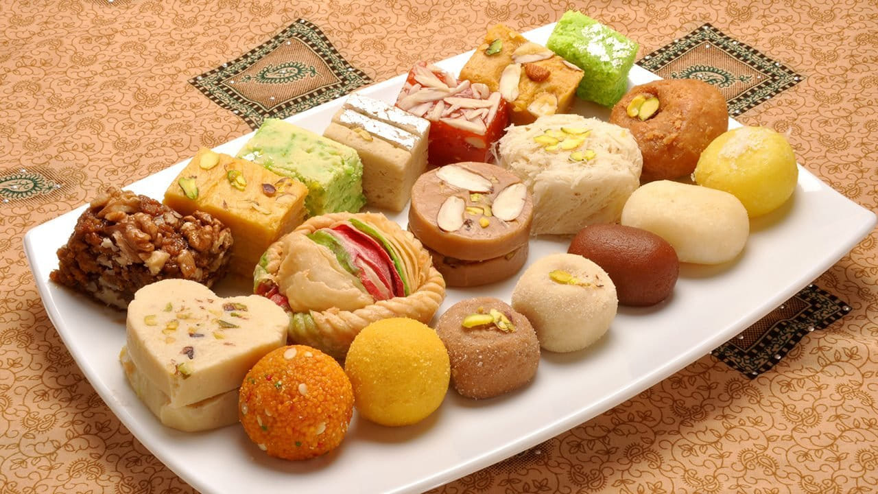 మీకు థైరాయిడ్ ఉంటే స్వీట్లను తినడం మానుకోవాలి. మితంగా చక్కెర తినాలి. ఇవి థైరాయిడ్ సమస్యలున్న వారు బరువును మెయింటైన్ చేయడం కష్టతరం చేస్తాయి. కాబట్టి తీపి ఆహారాలకు దూరంగా ఉండాలి. ఇవి తింటే మరిన్ని కొత్త సమస్యలు వస్తాయి. 