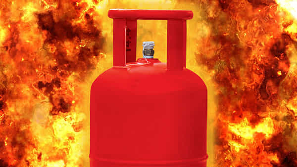 Cylinder Blast Video: మేడ్చల్లో సిలిండర్ పేలి కూలిన ఇల్లు... ఒకరు మృతి, మరొకరికి తీవ్ర గాయాలు