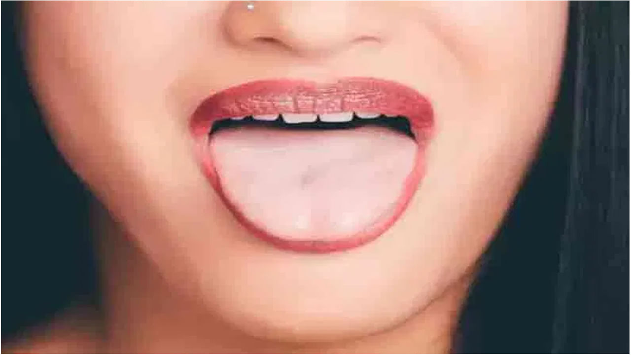 మనం ఎప్పుడైనా జ్వరంతో ఆసుపత్రికి వెళ్ళినప్పుడు, వైద్యులు మనను మీ నాలుకను చూపించమని అడుగుతూ ఉంటారు. నాలుకపై ఉన్న కొన్ని లక్షణాలు చూసి వారు మనకు ఎలాంటి వ్యాధులు ఉన్నాయో వారు ఒక అంచనాకు వస్తారు. దాన్ని బట్టే మనకు మందులు ఇస్తారు. అయితే నాలుక చూసి డాక్టర్లు మన వ్యాధులను ఎలా గుర్తిస్తారని ప్రతి ఒక్కరి ఒక డౌట్‌ ఉంటుంది. అయితే దీని వెనుక ఒక కారణం ఉంది. అందేంటంటే.. నాలుక మన అనారోగ్య లక్షణాలను చూయిస్తుంది.