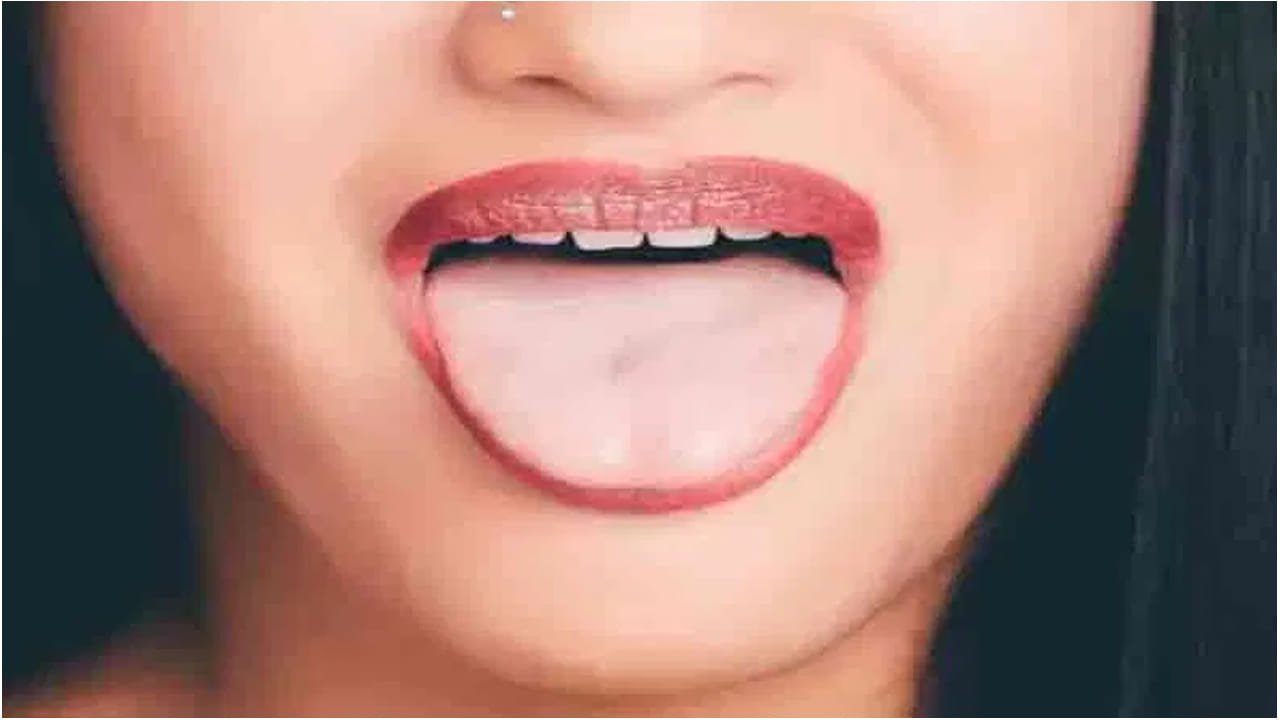 మనం ఎప్పుడైనా జ్వరంతో ఆసుపత్రికి వెళ్ళినప్పుడు, వైద్యులు మనను మీ నాలుకను చూపించమని అడుగుతూ ఉంటారు. నాలుకపై ఉన్న కొన్ని లక్షణాలు చూసి వారు మనకు ఎలాంటి వ్యాధులు ఉన్నాయో వారు ఒక అంచనాకు వస్తారు. దాన్ని బట్టే మనకు మందులు ఇస్తారు. అయితే నాలుక చూసి డాక్టర్లు మన వ్యాధులను ఎలా గుర్తిస్తారని ప్రతి ఒక్కరి ఒక డౌట్‌ ఉంటుంది. అయితే దీని వెనుక ఒక కారణం ఉంది. అందేంటంటే.. నాలుక మన అనారోగ్య లక్షణాలను చూయిస్తుంది.