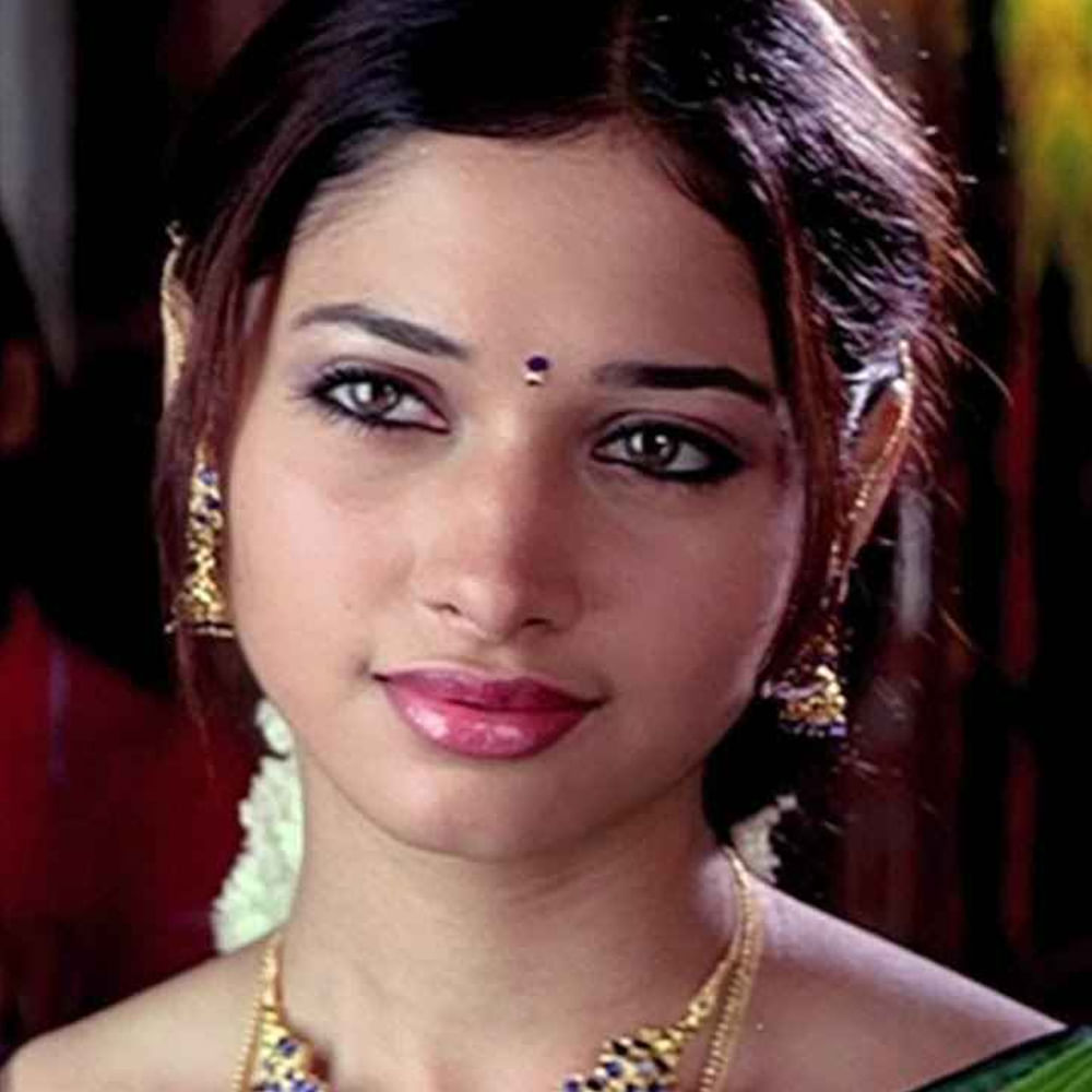 తమన్నా భాటియా 15 ఏళ్ళ వయసులోనే చాంద్ సా రోశన్ చెహ్రా అనే బాలీవుడ్ సినిమాతో వెండితెరకి పరిచయమైంది. ఇందులో ఆమె ఒక టీనేజ్ లవ్ స్టోరీలో హీరోయిన్‌గా నటించింది. మొదటి సినిమాకే తమన్నా తన ఫ్రెష్ లుక్స్, ఎక్స్‌ప్రెసివ్ యాక్టింగ్‌తో దృష్టిని ఆకర్షించింది. అయితే సినిమా పెద్దగా సక్సెస్ కాలేదు.బాలీవుడ్‌లో మొదలుపెట్టినా, అసలు గుర్తింపు మాత్రం సౌత్ సినిమాల ద్వారానే వచ్చింది. 2005లోనే తెలుగులో శ్రీ సినిమా, ఆ తర్వాత హ్యాపీ డేస్ (2007), తమిళంలో కల్లూరి (2007) సినిమాల ద్వారా స్టార్‌డమ్ అందుకుంది. 