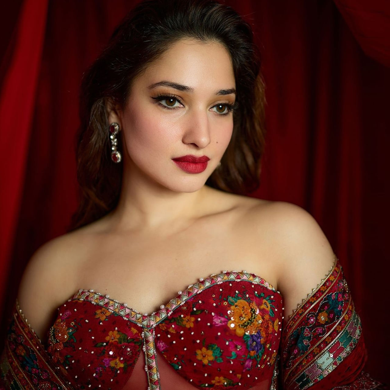 ఒకప్పుడు గ్లామర్ క్వీన్‌గా సిల్వర్‌ స్క్రీన్‌ను రూల్‌ చేసిన తమన్నా ఇప్పుడు సీనియర్ హీరోల సినిమాల్లోనే ఎక్కువగా కనిపిస్తున్నారు. అదే సమయంలో వెబ్‌ సిరీస్‌లు స్పెషల్‌ సాంగ్‌లతో రచ్చ చేస్తున్నారు. 