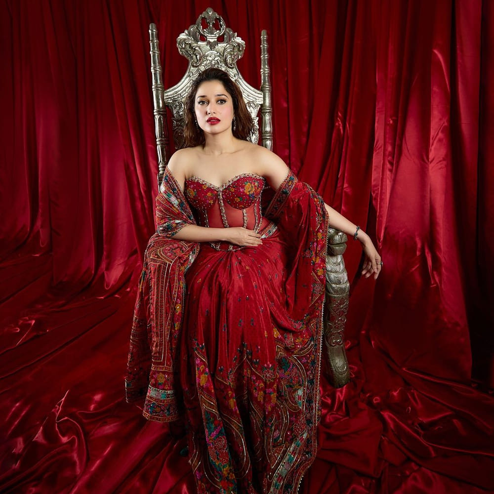 గతంలో లిప్‌ లాక్‌కు కూడా నో చెప్పిన ఈ బ్యూటీ, తరువాత ఏకంగా ఇంటిమేట్‌ సీన్స్‌లో కనిపించటంతో ఆడియన్స్‌ షాక్ అయ్యారు. ఈ సీన్స్ న్యూస్‌ హెడ్‌లైన్స్‌లో ట్రెండ్ అవ్వటంతో తమన్నా మీద విమర్శలు కూడా గట్టిగానే వినిపించాయి.
