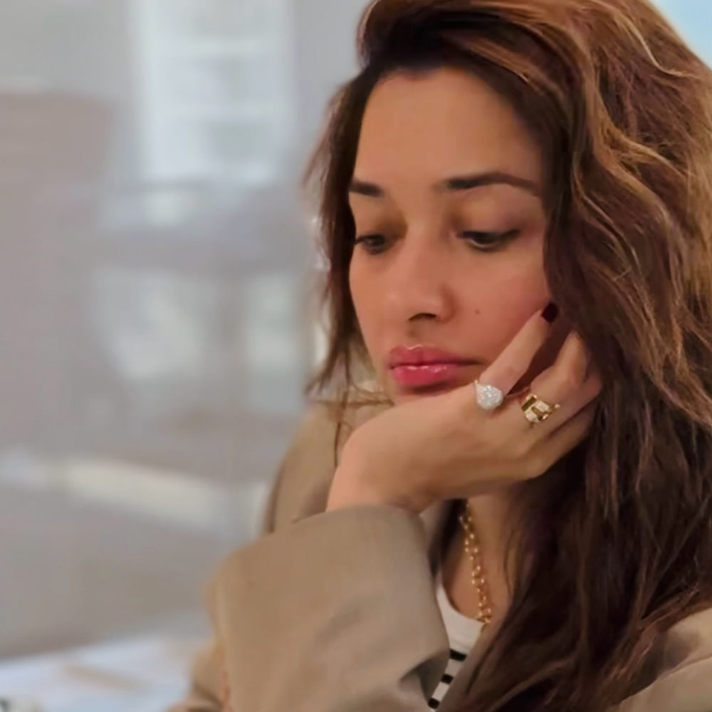 ఈ మధ్య బాలీవుడ్ లో ఎక్కువ సందడి చేస్తుంది ఈ అమ్మడు. ఇదిలా ఉంటే మొన్నటివరకు బాలీవుడ్ నటుడు విజయ్ వర్మతో రిలేషన్ లో ఉంది తమన్నా..తమన్నా, విజయ్ వర్మ చట్టపట్టాలేసుకు తిరుగుతూ మీడియా కంటపడ్డారు. అలాగే ఈ ఇద్దరూ కలిసి ఓ వెబ్ సిరీస్ లోనూ నటించారు. ఇక ఈ ఇద్దరూ పెళ్లి చేసుకోబోతున్నారంటూ వార్తలు కూడా గట్టిగానే వినిపించాయి. కానీ ఏమైందో ఏమో కానీ ఉన్నట్టుండి ఈ ఇద్దరూ బ్రేకప్ చెప్పుకున్నారని వార్తలు షికారు చేశాయి.