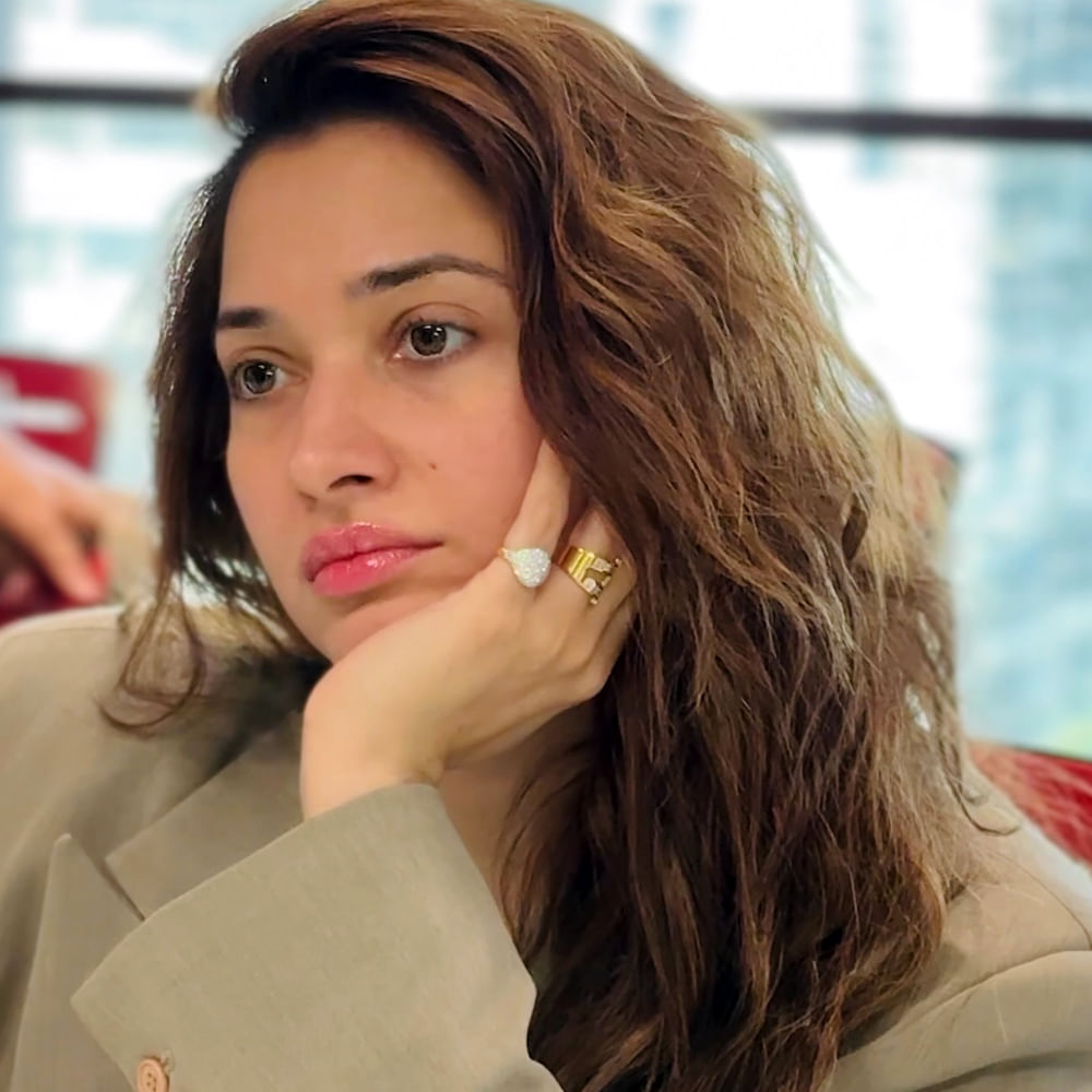 అలాగే సోషల్ మీడియాలో ఈ చిన్నదాని చాలా యాక్టివ్ గా ఉంటుంది. రెగ్యులర్ గా తన గ్లామరస్ ఫొటోలతో కవ్విస్తుంది ఈ చిన్నది. అలాగే క్యాజువల్ ఫొటోలతోనూ మెప్పిస్తుంది ఈ భామ. ఈ క్రమంలోనే కొన్ని ఫోటోలు వదిలింది ఈ బ్యూటీ.. ఈ ఫోటోలు తెగ వైరల్ అవుతున్నాయి. 