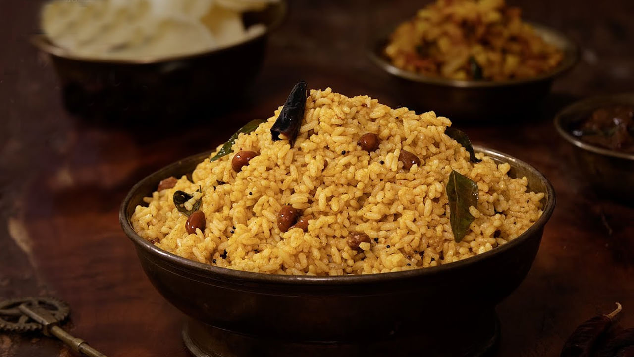 పులిహోర: గణేశునికి ఇష్టమైన చింతపండు పులిహోరకి కావాల్సినవి : బియ్యం : ఒక కప్పు, చింతపండు: కొద్దిగా, పసుపు : ఒక టేబుల్ స్పూన్, పల్లీలు : 3 టేబుల్ స్పూన్స్, ఆవాలు : ఒక టీ స్పూన్, శెనగపప్పు : ఒక టేబుల్ స్పూన్, జీలకర్ర : ఒక టేబుల్ స్పూన్, ఎండు మిరపకాయలు : 4, నూనె, ఉప్పు : తగినంత, పచ్చిమిర్చి-4, మిరియాలు- ఒక టేబుల్ స్పూన్ కరివేపాకు-తగినంత. మొదటిగా చింతపండును వేడి నీళ్లు పోసి నానబెట్టాలి. తర్వాత బియ్యాన్ని కడిగి కాసేపు నానబెట్టిన తర్వాత అన్నం కొంచెం పొడిపొడిగా వండాలి. తర్వాత ఒక పెద్ద గిన్నెలో చింతపండు రసం, కొన్ని నీళ్లు, నాలుగు పచ్చిమిర్చి, కొన్ని మిరియాలు, పసుపు, కొద్దిగా ఉప్పు, కొద్దిగా నూనె పోసి.. చిక్కగా ఉడికించాలి. ఈలోపు కడాయిలో నూనె పోసి ఆవాలు, శెనగపప్పును వేయించి ఇందులోనే జీలకర్ర, పల్లీలు, ఎండుమిరపకాయలు, కరివేపాకు వేసి ఒక నిమిషం పాటు వేగిన తర్వాత ప్లేట్లోకి తీసుకోవాలి. తర్వాత పులిహోర కలపడానికి వీలుగా ఉండే ప్లేట్ తీసుకుని అందులో ఉడికించిన అన్నం, కొద్దిగా నూనె, కొంచెం పసుపు వేసి కలుపుకోన్న తర్వాత దానిలో ఉడికించిన చింతపండు రసం, ఉప్పు తగినంత వేసుకుని మరొకసారి కలుపుకోవాలి. తర్వాత అంతకుముందు నూనెలో వేయించుకున్న పల్లీలు, జీలకర్ర, శెనగపప్పు, ఆవాలు, ఎండుమిరపకాయలు, కరివేపాకును వేసి బాగా కలపాలి.