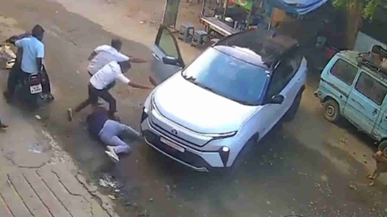 Watch: సడెన్‌గా వెనక్కి దూసుకెళ్లిన కారు.. టైర్ల కింద పడిపోయిన వ్యక్తి.. చివరకు ఏం జరిగిందంటే..? వీడియో వైరల్..