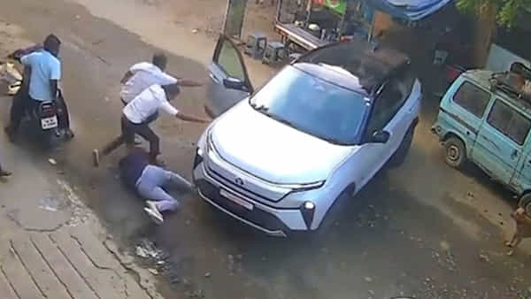 Watch: సడెన్గా వెనక్కి దూసుకెళ్లిన కారు.. టైర్ల కింద పడిపోయిన వ్యక్తి.. చివరకు ఏం జరిగిందంటే..? వీడియో వైరల్..