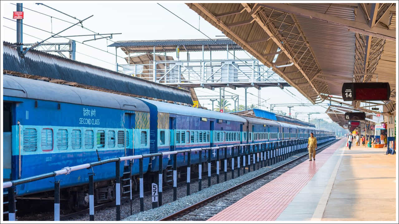 మీరు ఎప్పుడు లాగిన్ అవ్వాలి?: తత్కాల్ టిక్కెట్లను బుక్ చేసుకోవడానికి IRCTC యాప్ మార్గంలోకి ముందుగానే లాగిన్ అవ్వాల్సిన అవసరం లేదు. ఉదయం 11 గంటలకు ఒక నిమిషం ముందు లాగిన్ అయిన అన్ని ఖాతాలు స్వయంచాలకంగా లాగ్ అవుట్ అవుతాయి. అలాగే మీరు మళ్ళీ లాగిన్ అవ్వాల్సి రావచ్చు. అందుకే బాగా సిద్ధం చేసుకుని సరిగ్గా ఉదయం 11 గంటలకు లాగిన్ అవ్వడం మంచిది. లాగిన్ అయిన తర్వాత టిక్కెట్లను బుక్ చేసుకోవడానికి మీరు కనీసం రెండుసార్లు క్యాప్చా కోడ్ను నమోదు చేయాలి. క్యాప్చాను సరిగ్గా నమోదు చేయాలని నిర్ధారించుకోండి. ఎందుకంటే వాటిని నివారించడానికి ఎటువంటి సత్వరమార్గాలు లేవు.