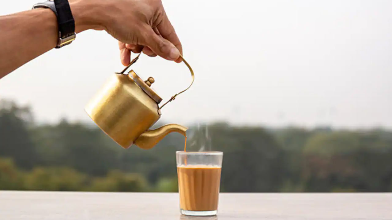 ఇక టీ తాగడంలోనే కాదండోయ్, తయారు చేయడంలో కూడా కొన్ని రకాల తప్పులు అస్సలే చేయకూడదంట. లేకపోతే సమస్యలు ఎదుర్కోక తప్పదని హెచ్చరిస్తున్నారు వైద్య నిపుణులు. కాగా, మనం ఇప్పుడు టీ తయారు చేసే క్రమంలో ఎలాంటి తప్పులు చేయకూడదో, వివరంగా తెలుసుకుందాం.